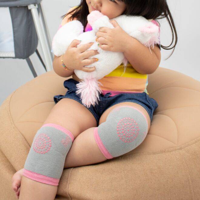 Joelheira Antiderrapante Rosa/Cinza para Bebê – Conforto e Segurança