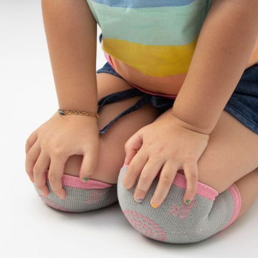 Joelheira Antiderrapante Rosa/Cinza para Bebê – Conforto e Segurança