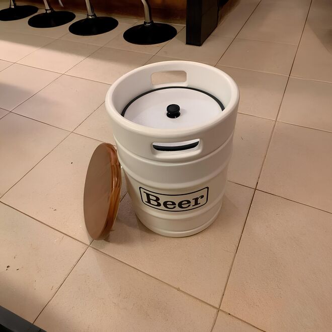 Banco Cooler de Cervejas Barril Decorativo Tampo de Madeira 28L Branco